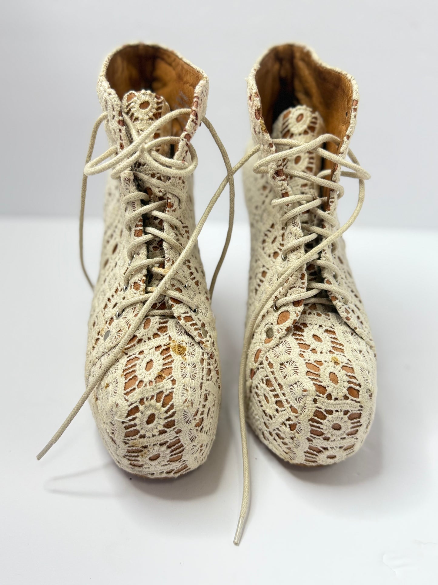 Jeffrey Campbell Ivory Lace Ankle Boots Size 6.5 Lace Up 5" Wooden Chunky Heel