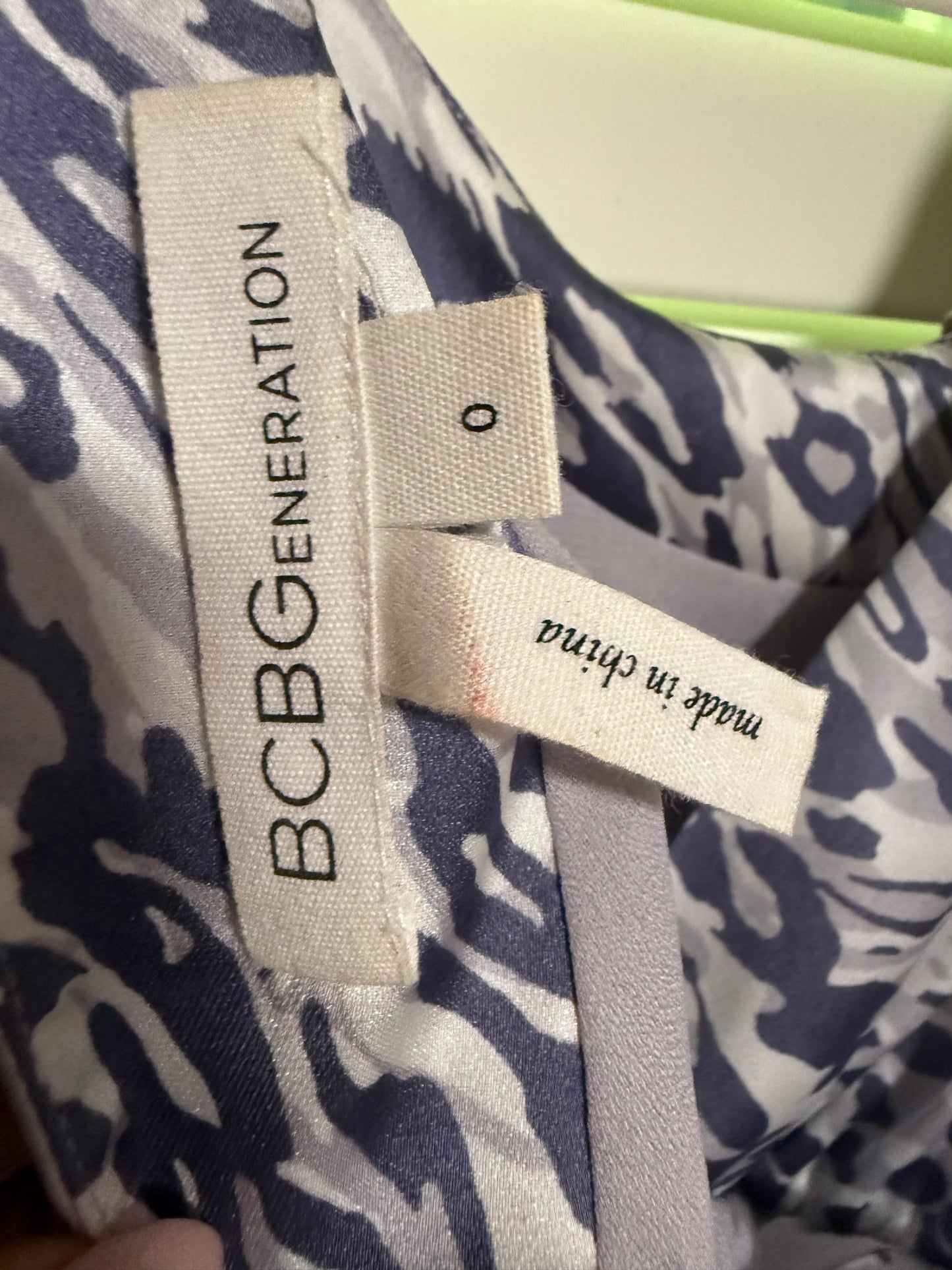 BCBGeneration Blue and White Abstract Print V-neck Sleeveless Dress Size 0