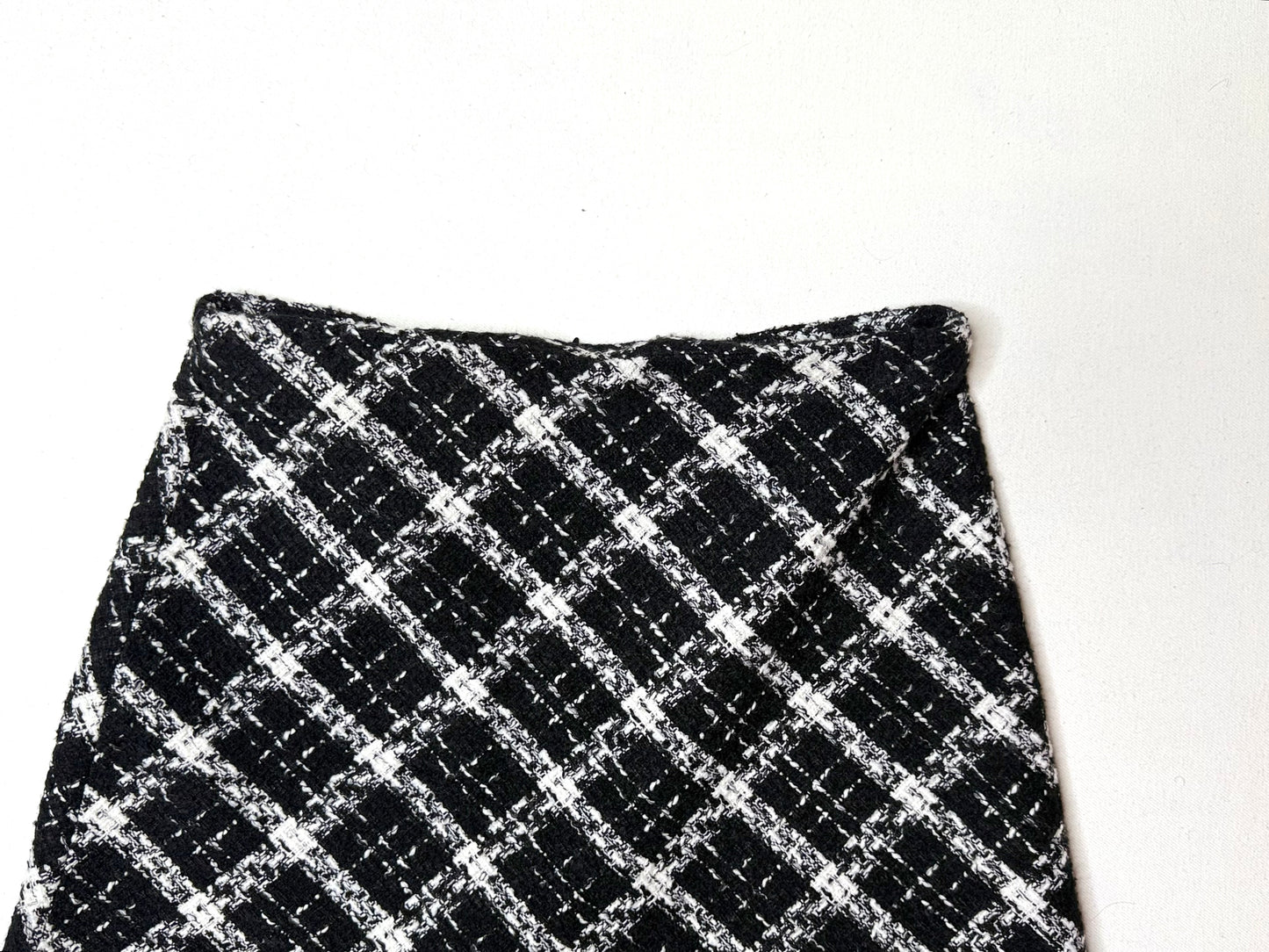 ZARA Black & White Tweed Plaid Mini Skirt – Classic A-Line Winter Skirt, Size M
