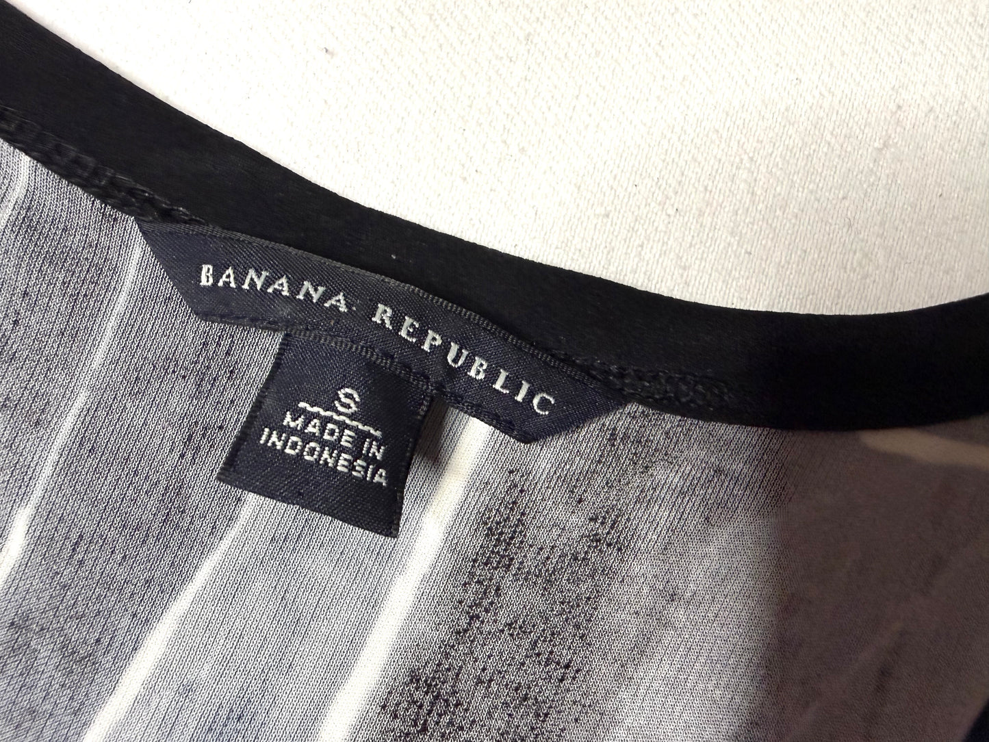 Banana Republic Black Gray Abstract Print Sleeveless Shift Dress Size S Rayon Modern Geometric Dress