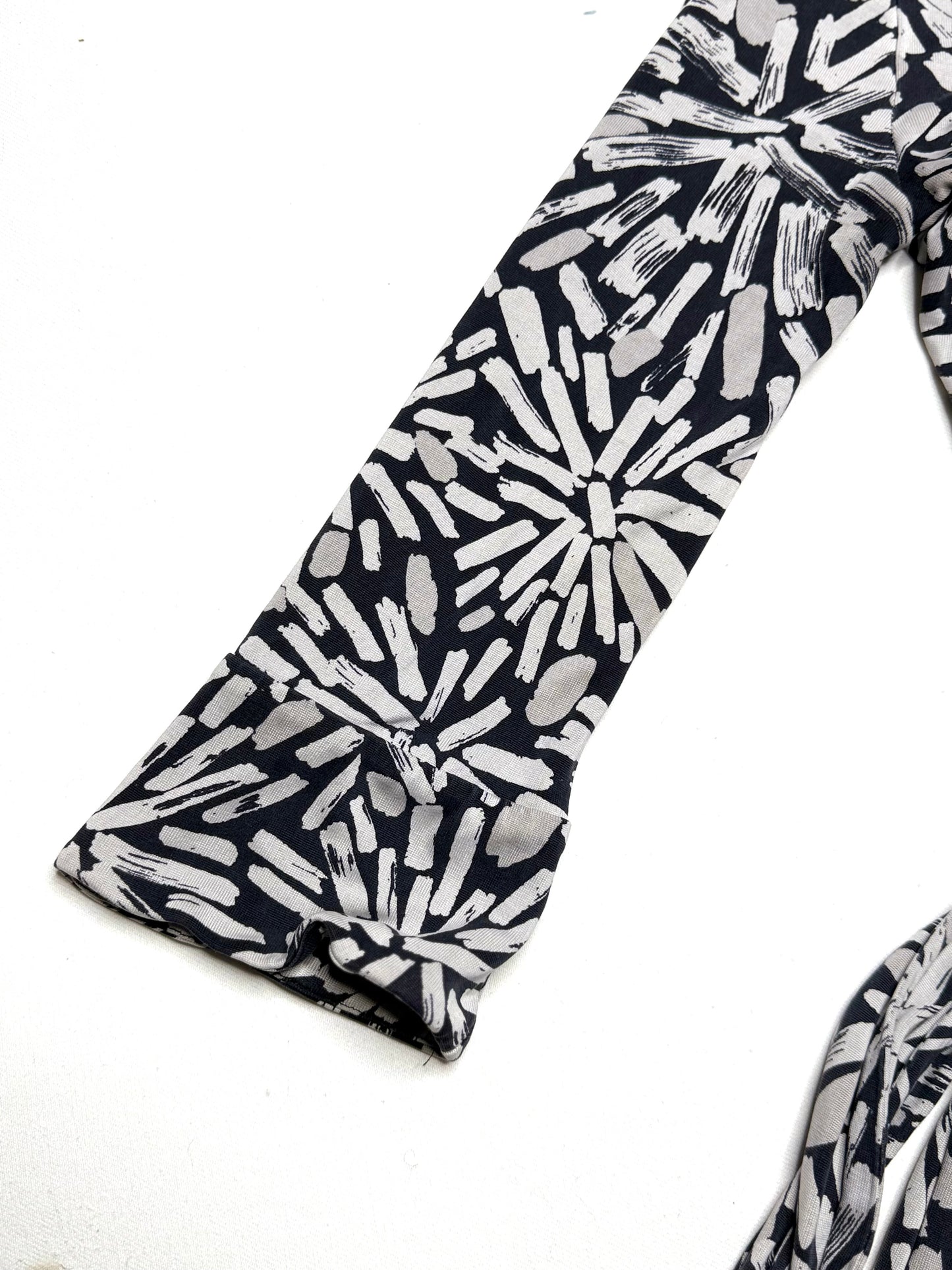 Diane von Furstenberg Melicent Black &Gray Geometric Pattern Silk Wrap Dress Size 4