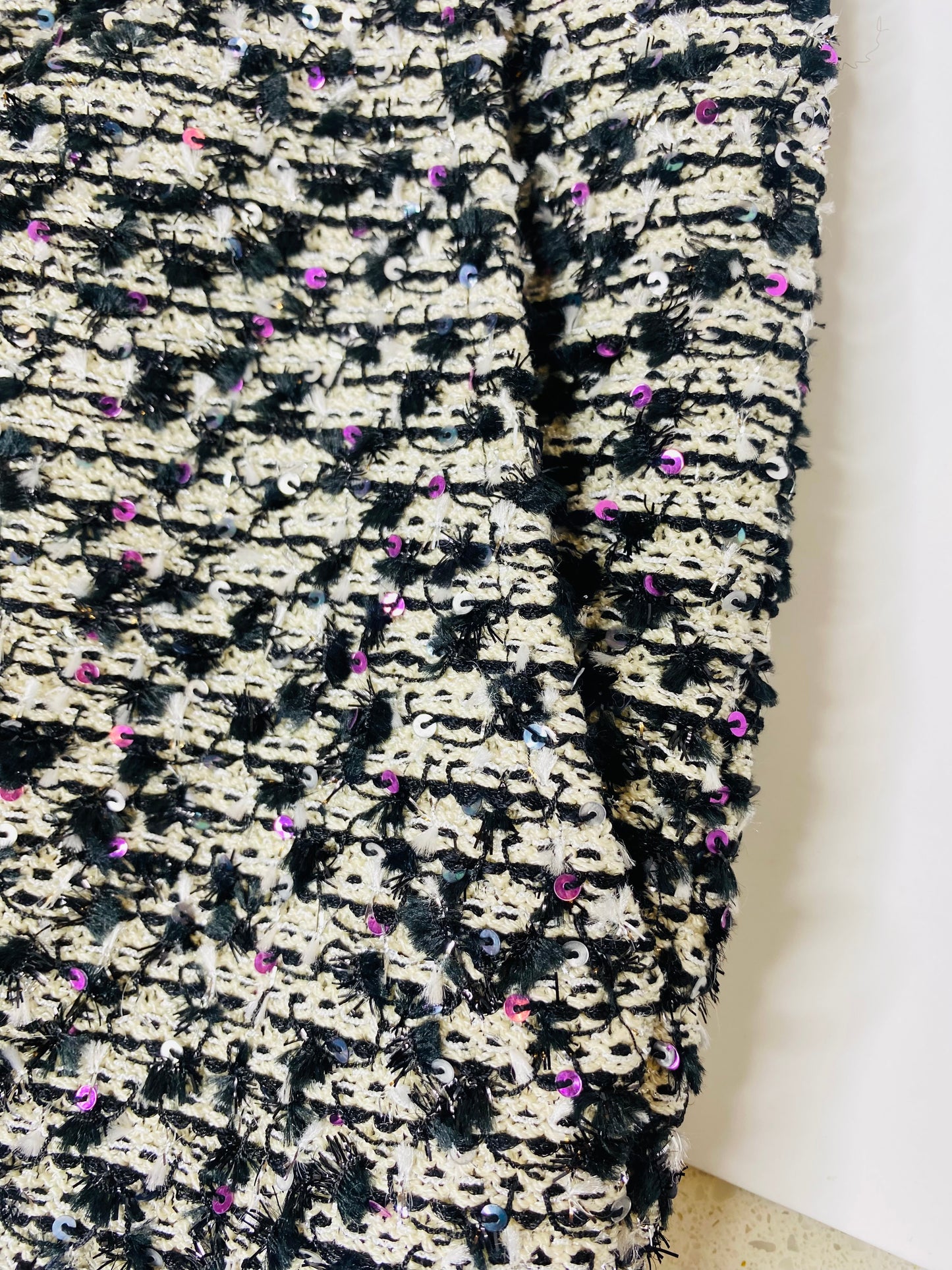 St. John Textured Tweed Knit Skirt – Size 6, Side Zip, Classic Silhouette