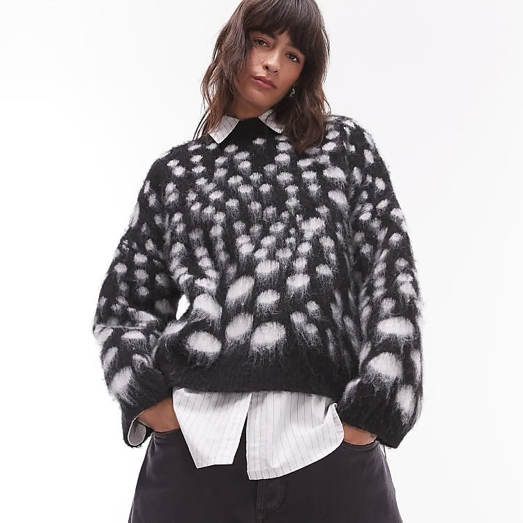 Topshop Ultra Fluffy Knit Relaxed Sweater – Mono Spot Size 4–6