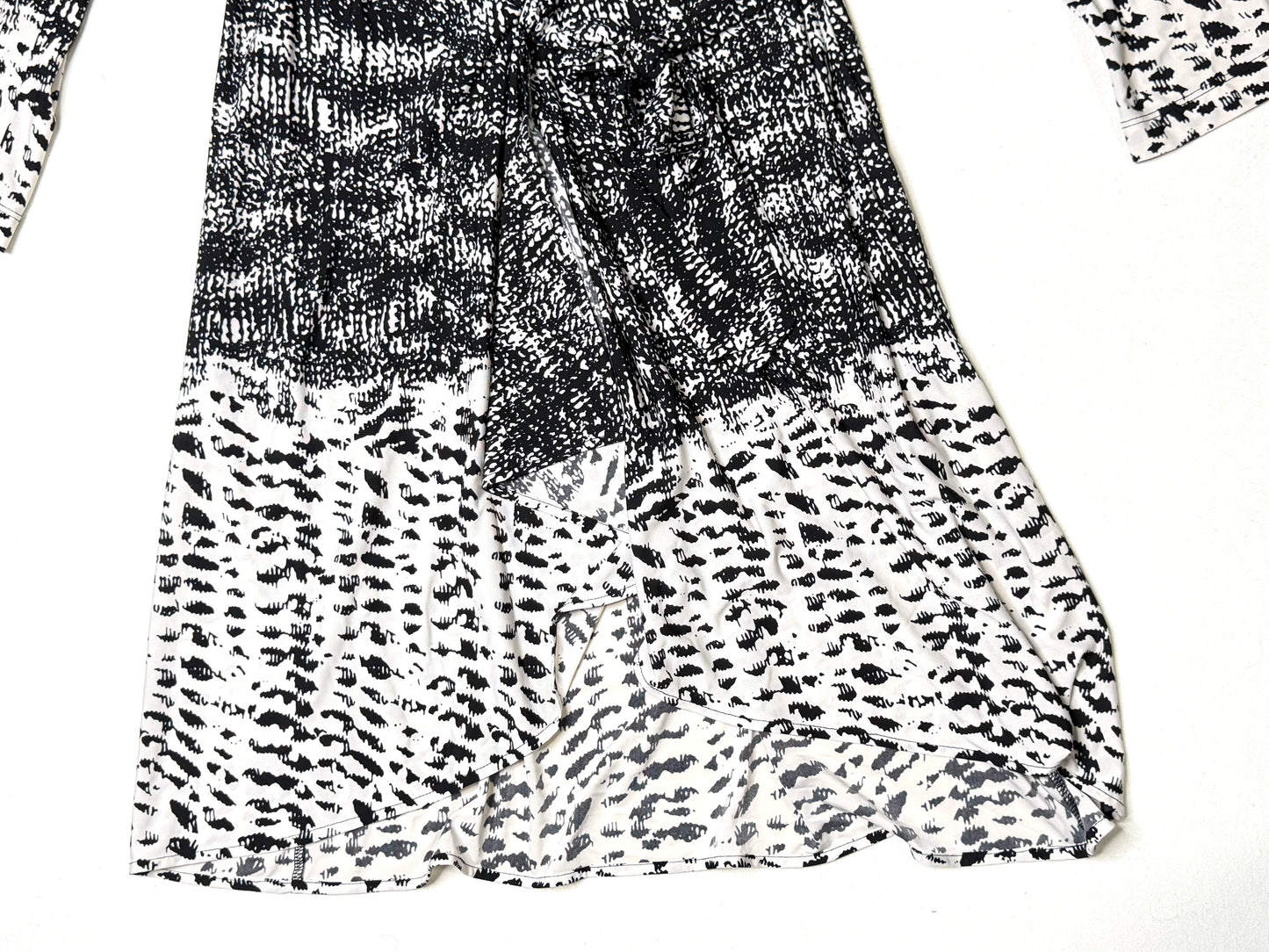 BCBG Max Azaria Black & White Abstract Long Sleeve Wrap Dress Size Medium