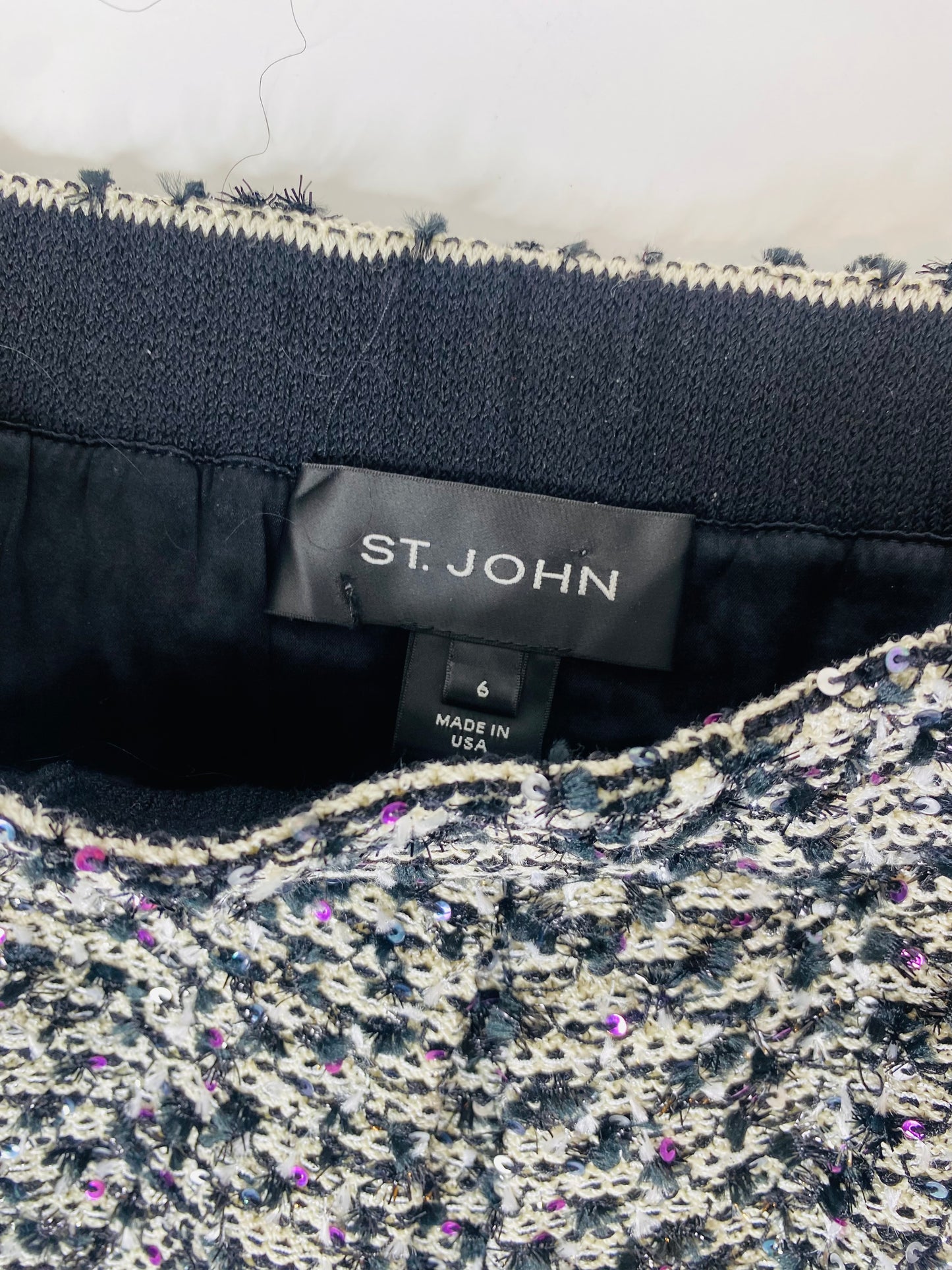 St. John Textured Tweed Knit Skirt – Size 6, Side Zip, Classic Silhouette
