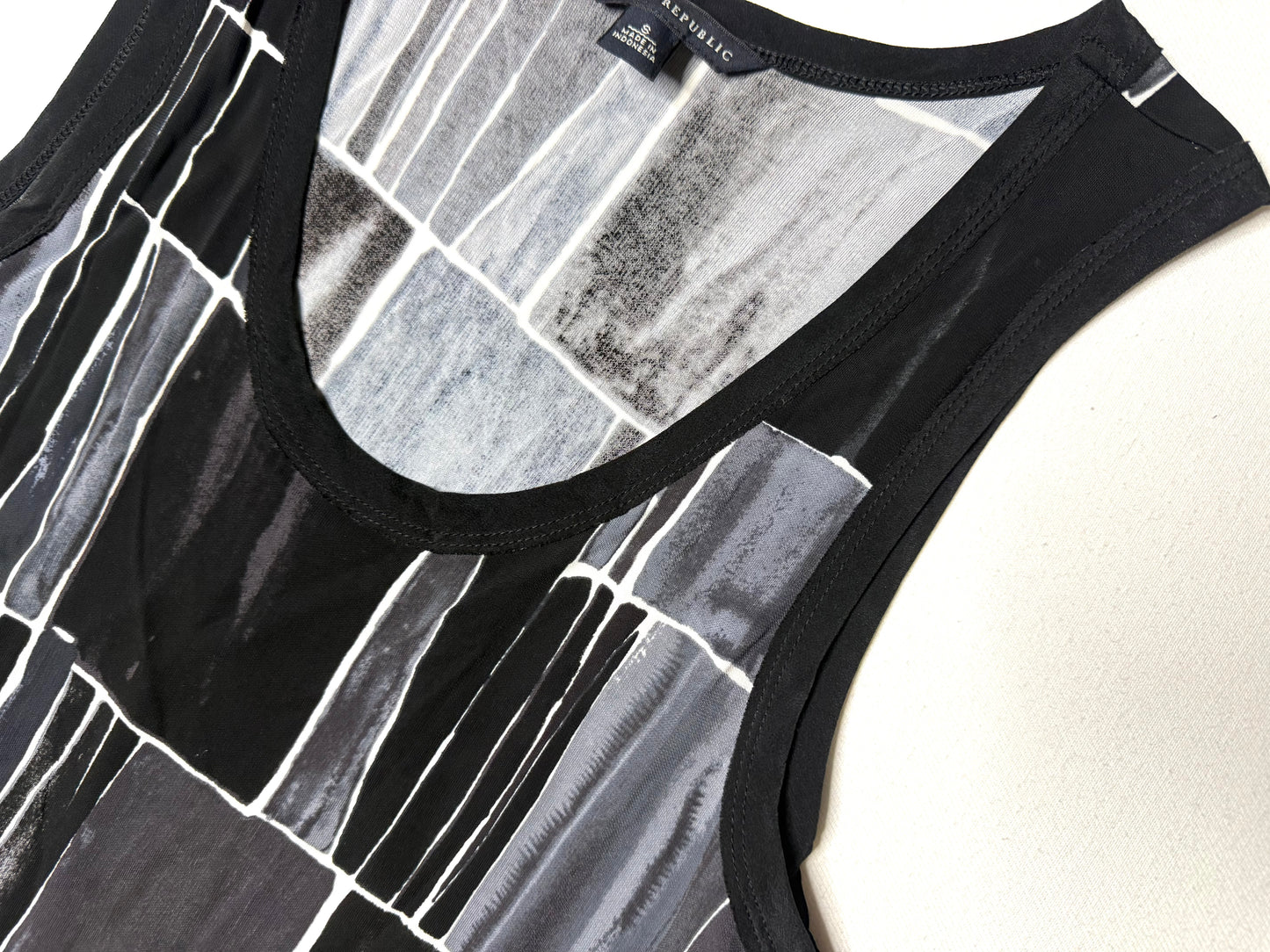 Banana Republic Black Gray Abstract Print Sleeveless Shift Dress Size S Rayon Modern Geometric Dress