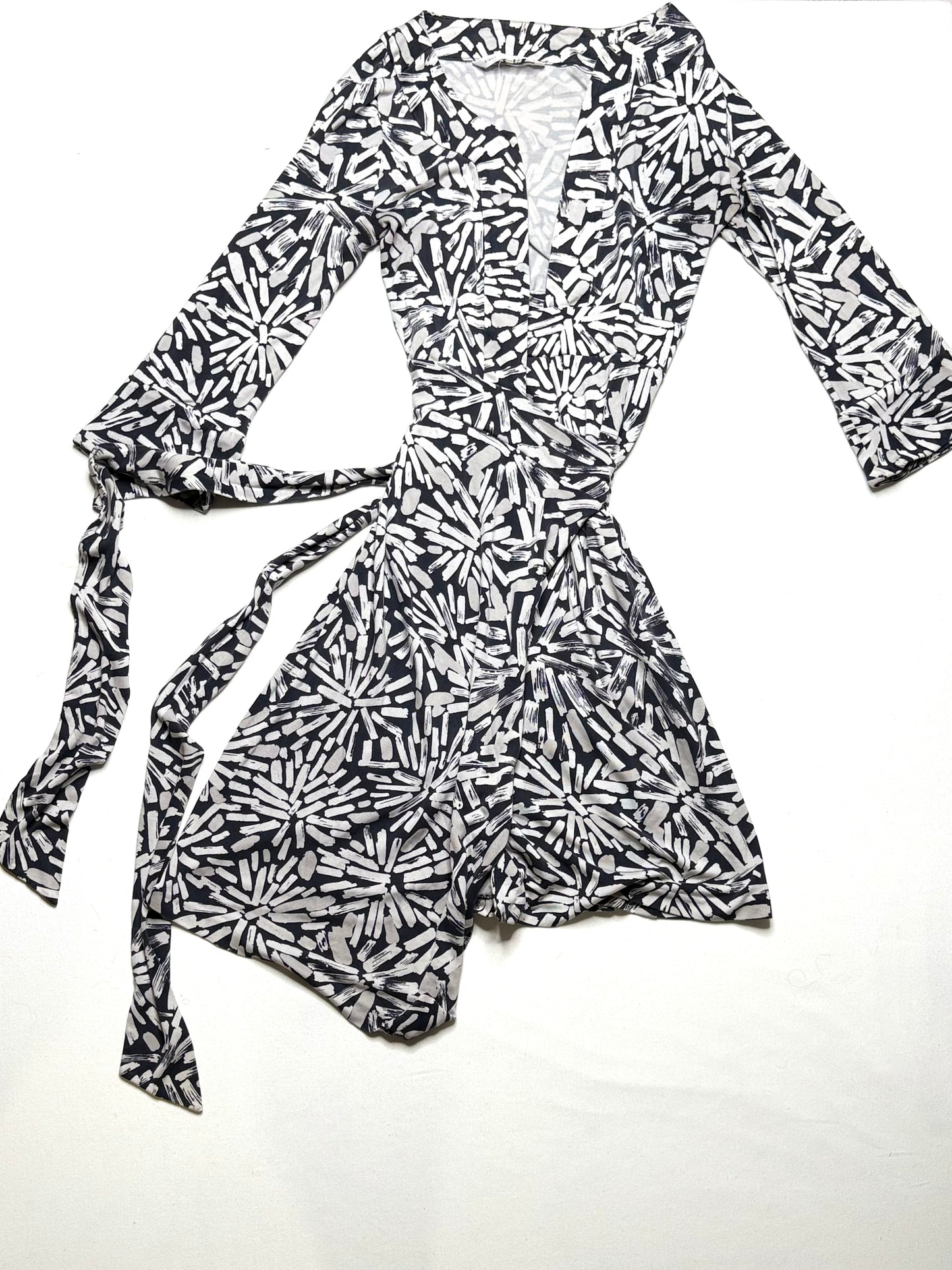 Diane von Furstenberg Melicent Black &Gray Geometric Pattern Silk Wrap Dress Size 4