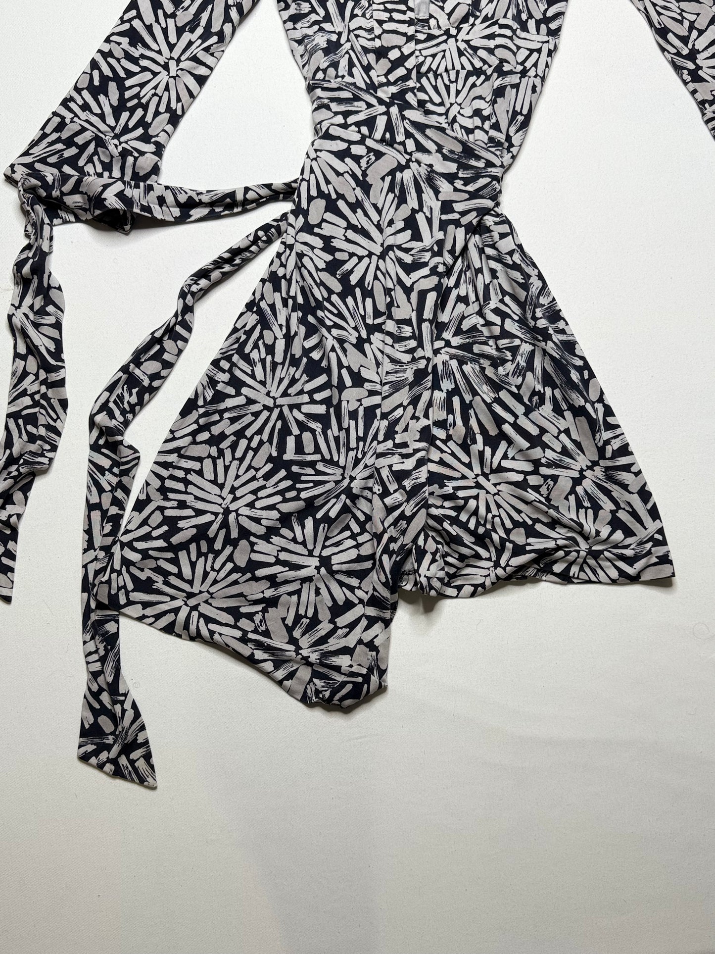 Diane von Furstenberg Melicent Black &Gray Geometric Pattern Silk Wrap Dress Size 4