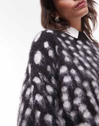 Topshop Ultra Fluffy Knit Relaxed Sweater – Mono Spot Size 4–6
